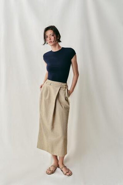 ПРИТАЛЕННАЯ ФУТБОЛКА С КОРОТКИМИ РУКАВАМИ — ZARA