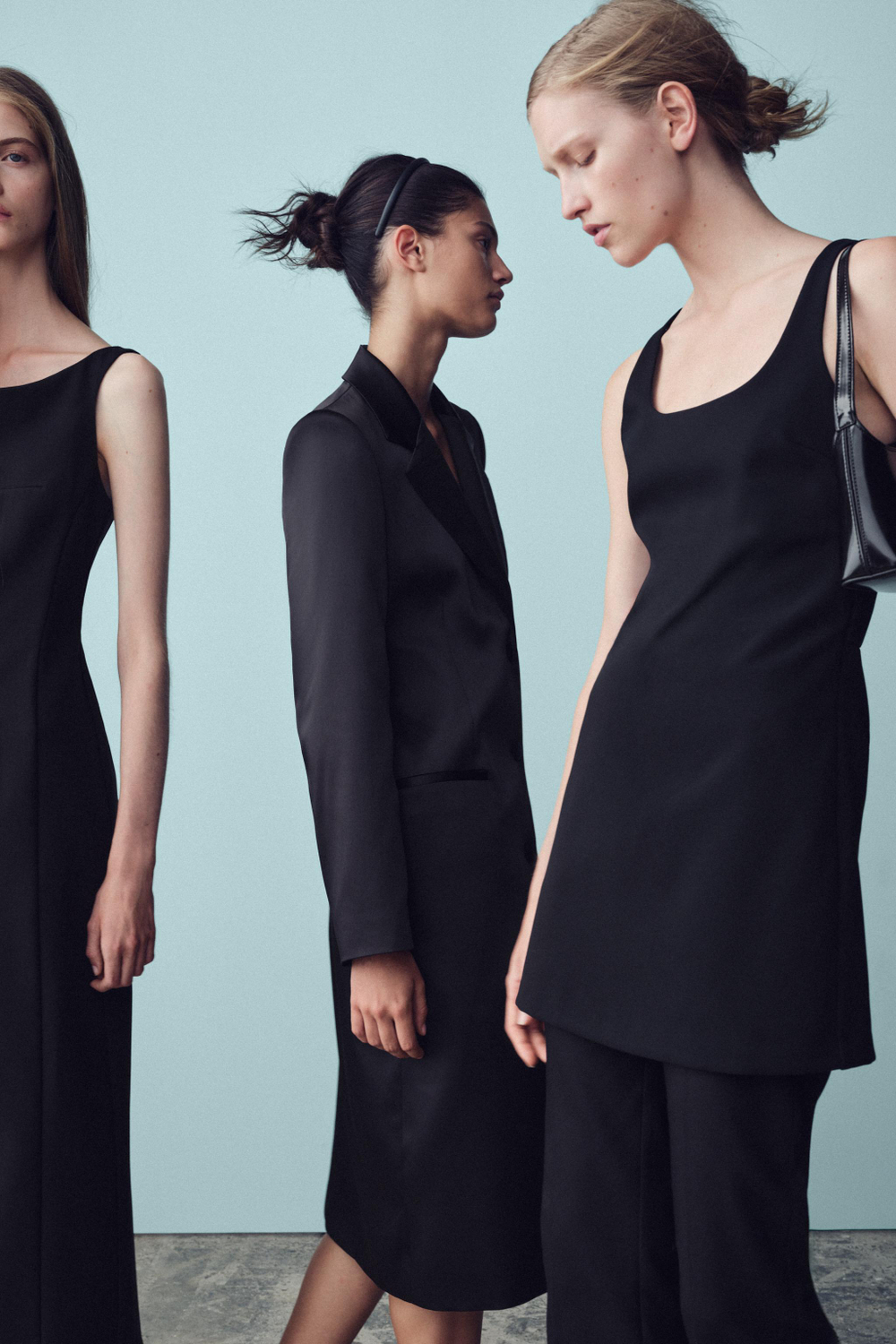 КОРОТКОЕ ПЛАТЬЕ С ВЫРЕЗОМ НА СПИНЕ — ZARA