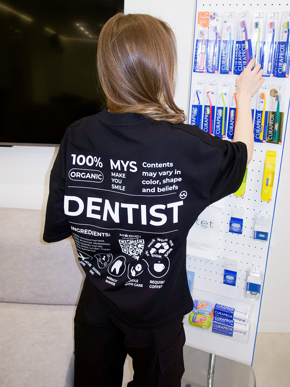 Чёрная футболка Dentist на модели