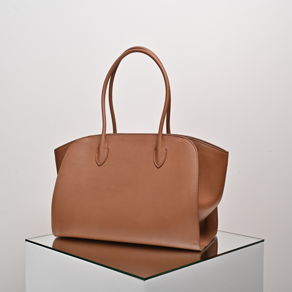 Женская сумка-тоут The Row Marlo 14 — коньячная, с гладкой фактурой — фото 2
