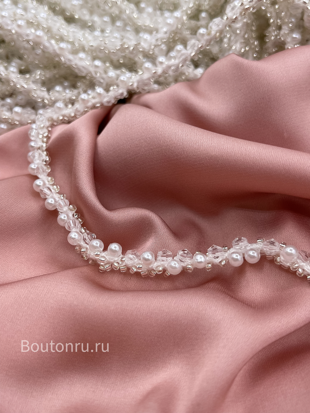 Тесьма белая с жемчугом бисером и биконусами 7 мм