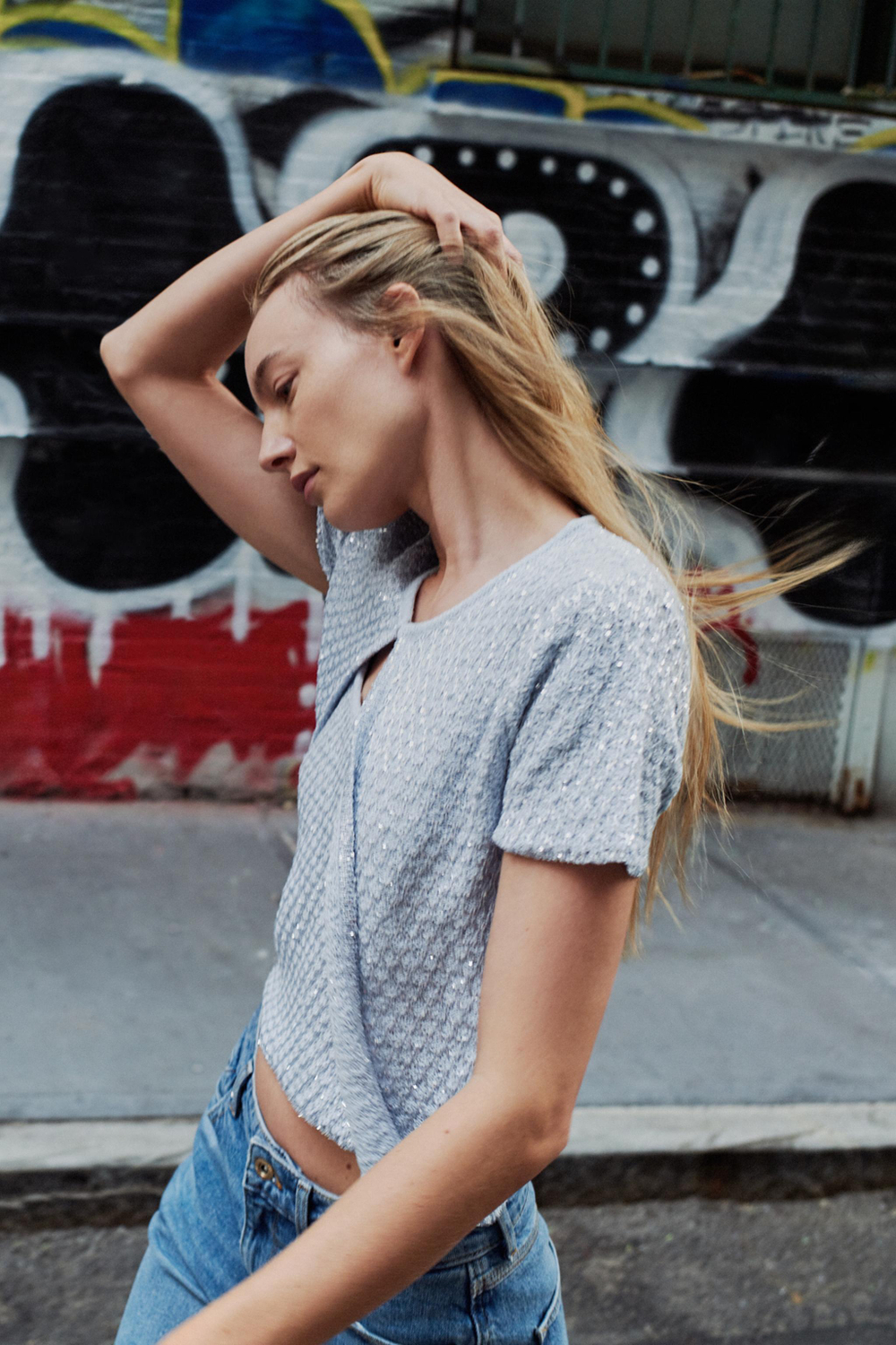 ТРИКОТАЖНЫЙ ТОП С ПАЙЕТКАМИ И БЛЕСТЯЩЕЙ НИТЬЮ — ZARA