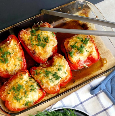 Запеченые перцы с курицей, булгуром и сыром, с томатным соусом 1,5 кг