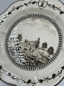 Тарелка Wedgwood «Зелёная лягушка» («View of the Shepherds Lodge, Envil, Staffordshire»)