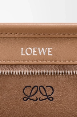 Loewe Мини-сумка Amazona 180 из мягкой телячьей кожи, мокко