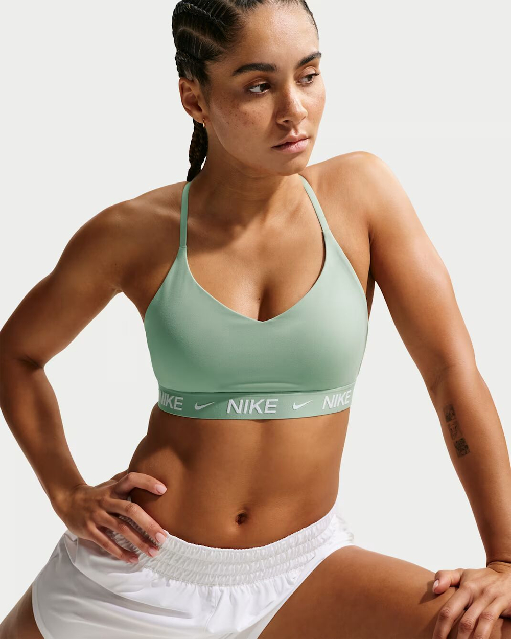 Nike Indy с легкой поддержкой Женский спортивный бюстгальтер с вставками и регулируемыми бретелями - NIKE
