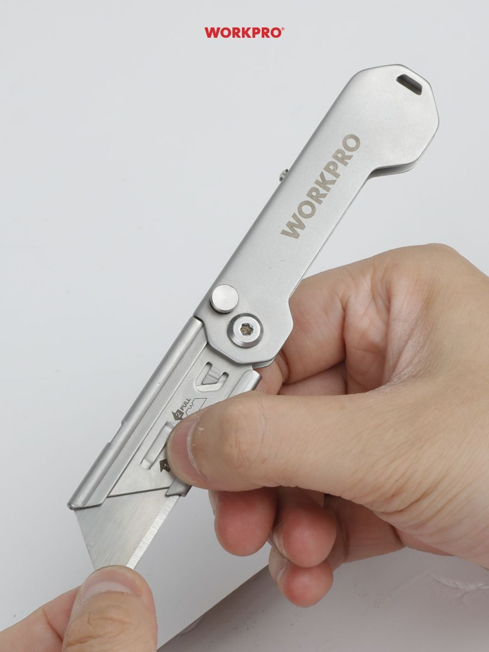 Нож строительный выдвижной универсальный + 3 лезвия WORKPRO WP213008
