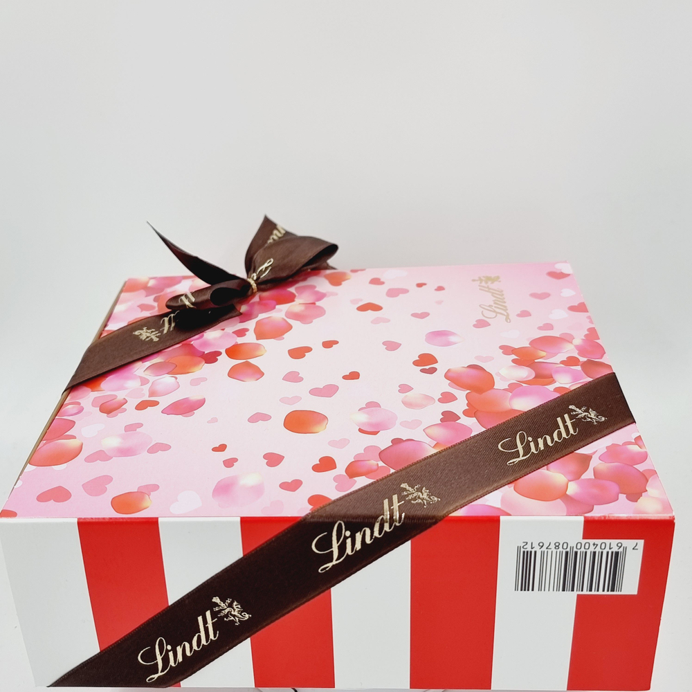 Шоколадные конфеты Lindt LINDOR белый шоколад с клубникой в подарочной коробке 799 г (из Финляндии)