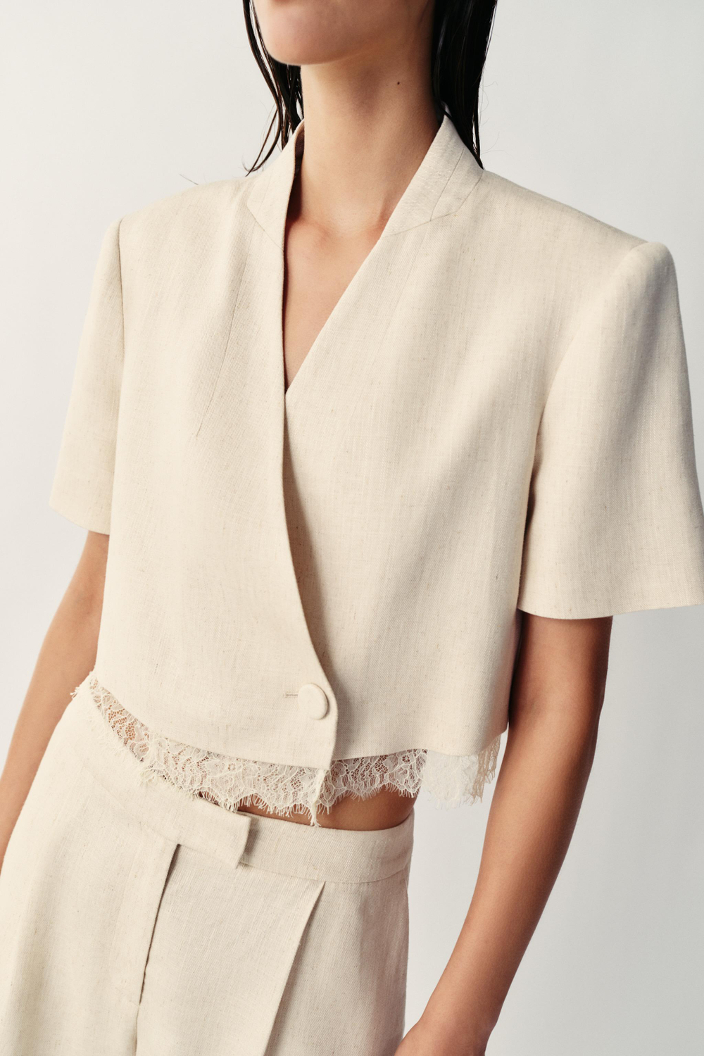 КОРОТКИЙ БЛЕЙЗЕР С КРУЖЕВНОЙ ОТДЕЛКОЙ — ZARA