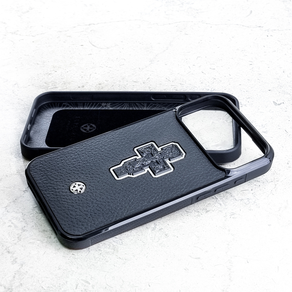 Чехол Euphoria HM Crucifix Cross для iPhone 18 Pro Max с православным крестом — передняя часть и задняя крышка отдельно, чёрная кожа с текстурой