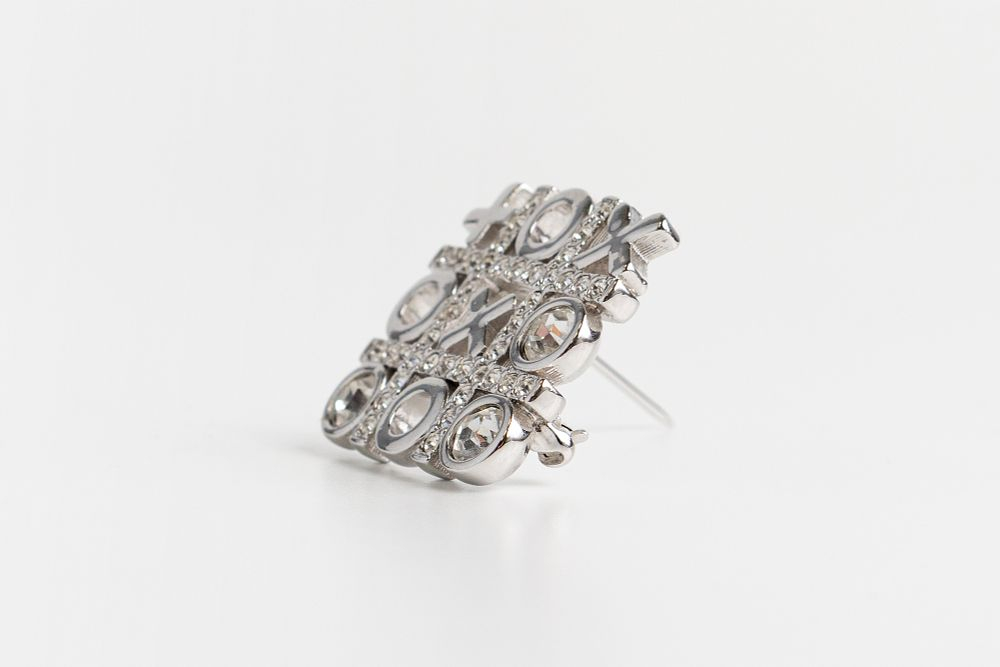 Дизайнерская брошь Swarovski в виде игры в крестики-нолики