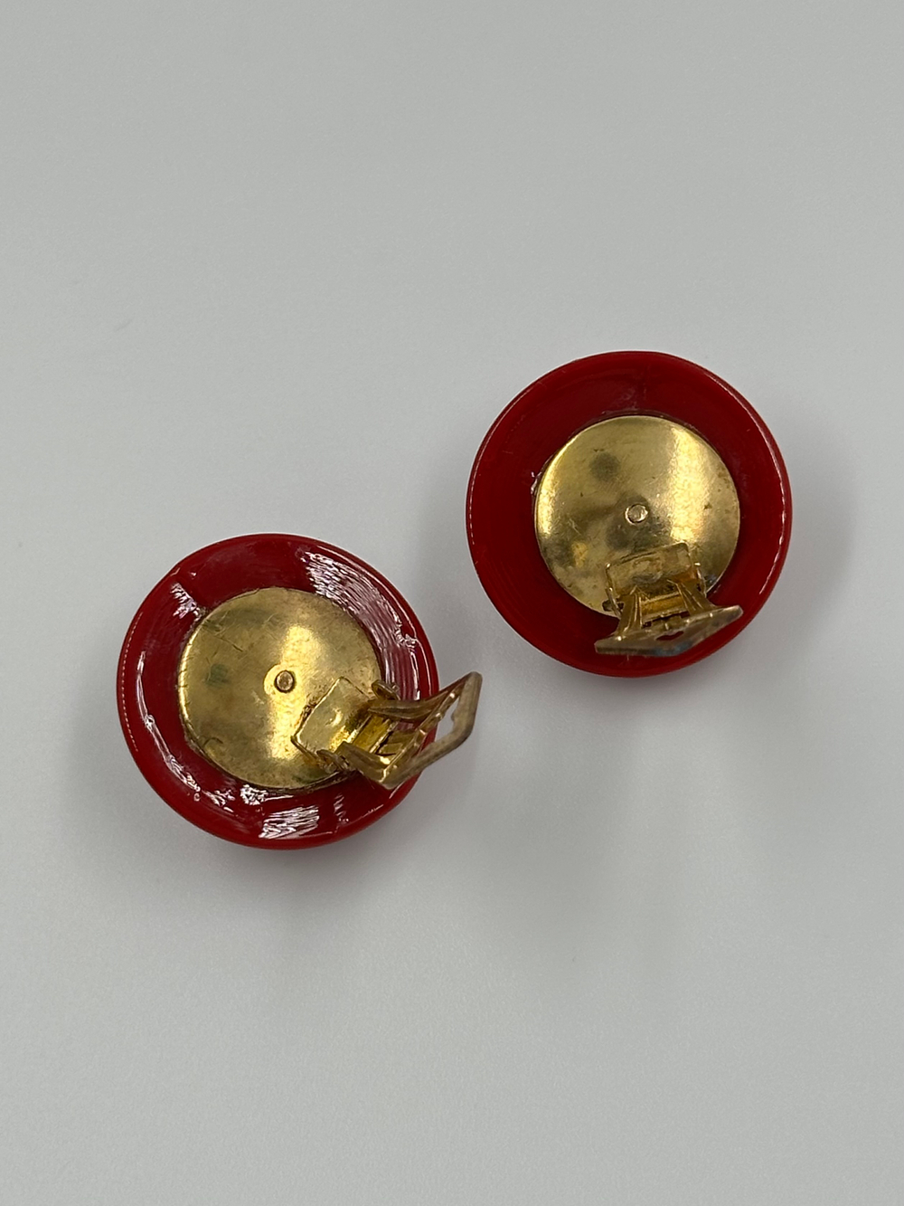 Клипсы из красного стекла