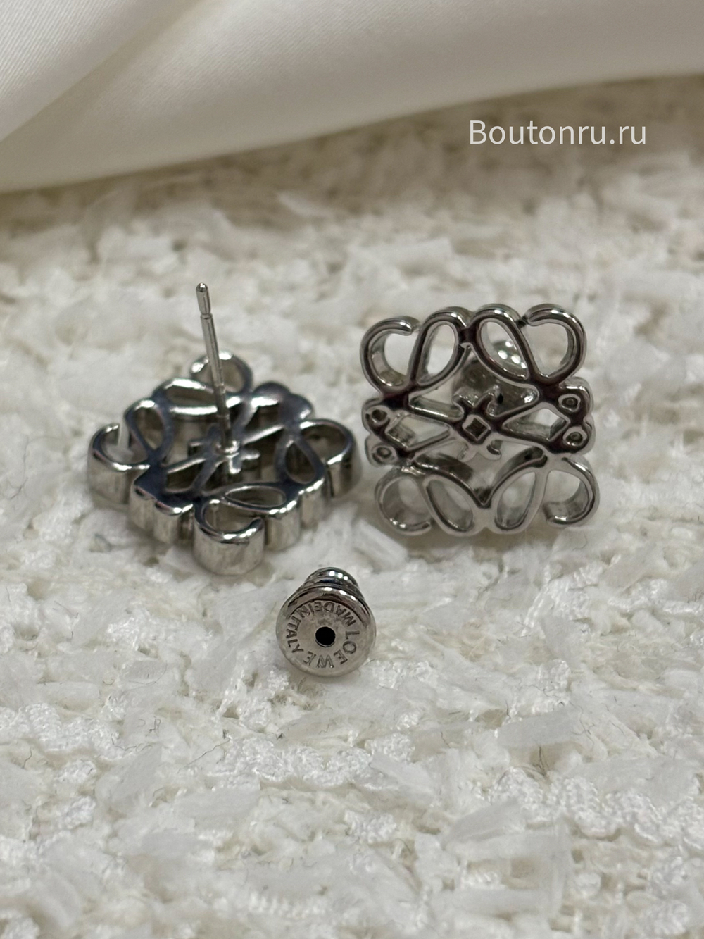 Серьги гвоздики Лоэв. серебристые логотип