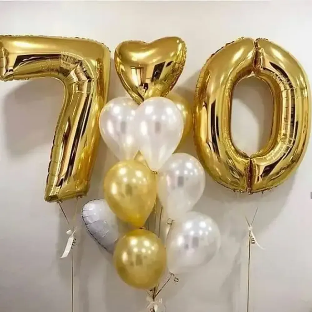 Композиция из шаров на 70 лет бело-золотая Композиция из шаров на 70 лет бело-золотая