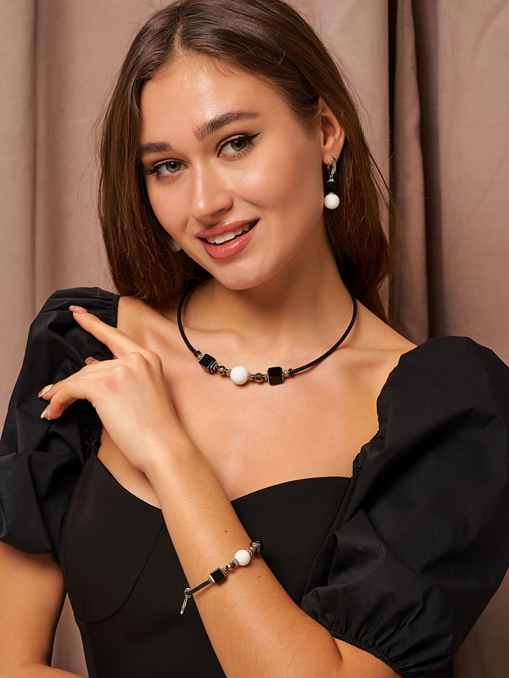 10144541 Колье Роман с камнем
