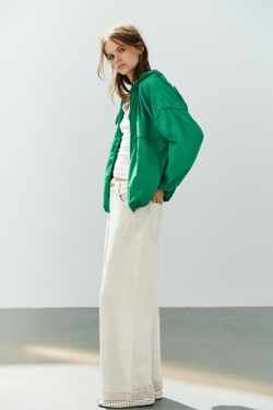 ZARA КУРТКА ИЗ ТЕХНИЧЕСКОЙ ТКАНИ С КАПЮШОНОМ, ЗЕЛЕНЫЙ