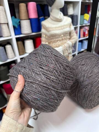 CICOBOTTONATO - Toscano S.r.L.; 65% меринос, 20% п/а, 15% буретный шёлк; 160м/100гр; твид; цвет: темный тауп с цветными вкраплениями; пряжа с утолщениями; S501