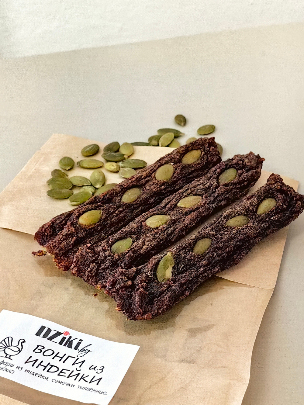 Вонги из индейки со свеклой и тыквенными семечками