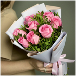 Цветы живые букет из 9 розовых роз с зеленью в упаковке лентой Flor2u