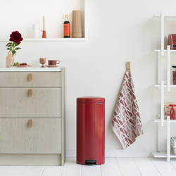 Ведро Brabantia NewIcon 30л пламенно-красное в интерьере