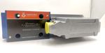 4WRPEH10CB50P-2X/G24K0/F1M - Сервораспределитель Ду10 с обратной связью по положению золотника и встроенным усилителем (OBE), номинальный расход 50 л/мин, характеристика P - прогрессивная, схема C, сигнал управления F1 = 4...20 mA