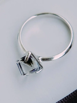 Кольцо Миражи тонкое с синим кристаллом Swarovski