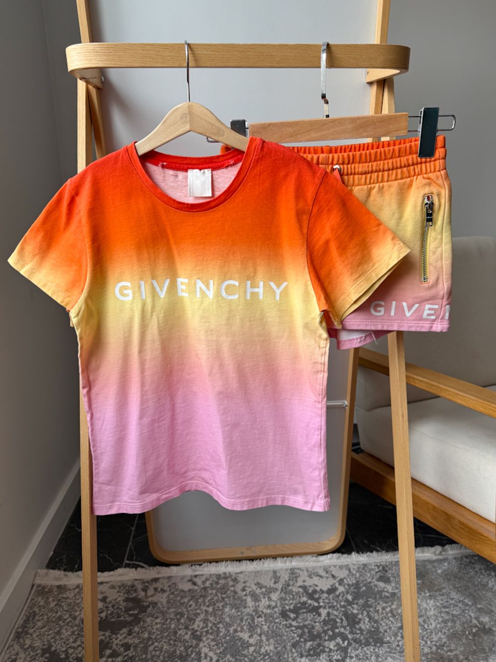 Костюм Givenchy, 140