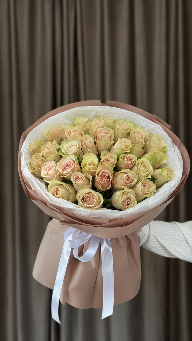 31 роза в кофейной упаковке