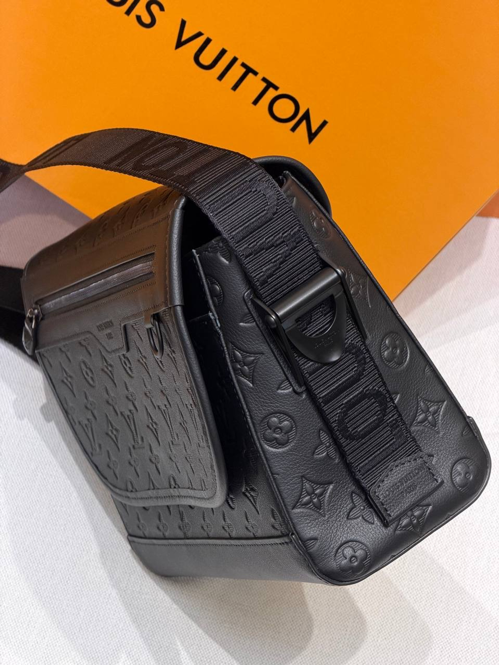Сумка через плечо/мессенджер Louis Vuitton Courrier