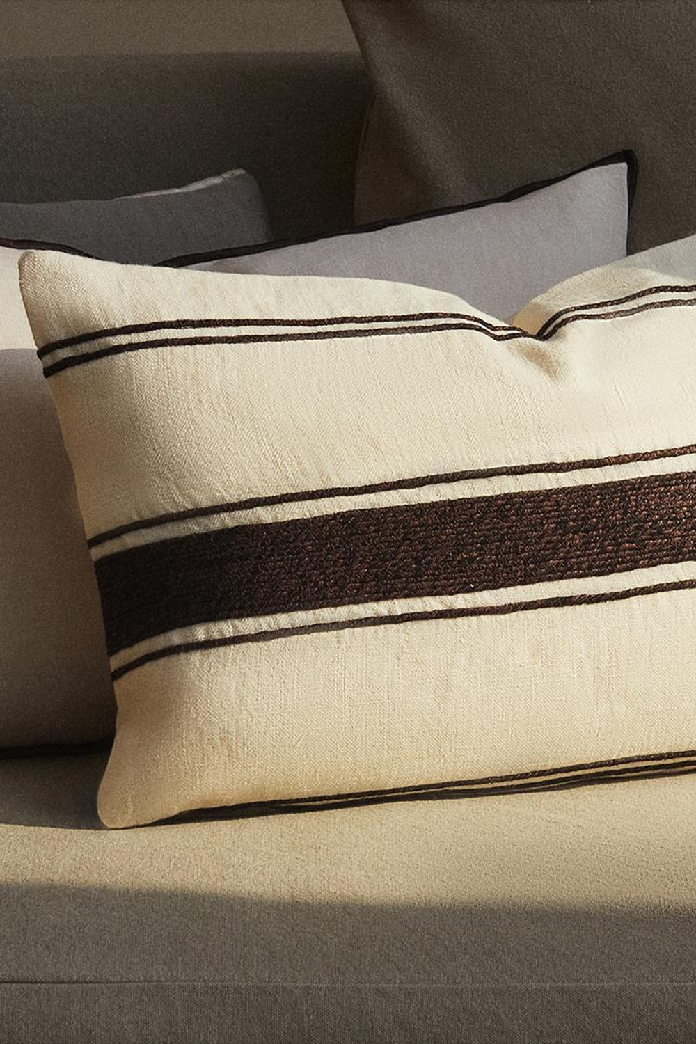ZARA HOME ЧЕХОЛ НА ПОДУШКУ В ПОЛОСКУ, ЭКРЮ