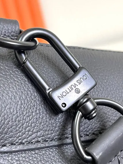 Сумка-слинг Louis Vuitton Pilot черный