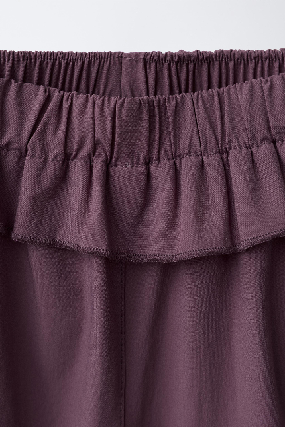 ZARA БРЮКИ BALLOON ИЗ ТЕХНИЧЕСКОЙ ТКАНИ С ОБОРКОЙ, БАКЛАЖАННЫЙ