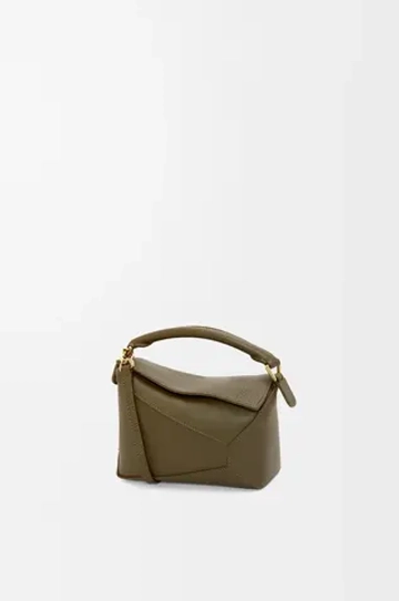 Loewe Мини-сумка Puzzle Edge из классической телячьей кожи, темный хаки
