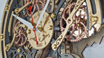 Крупный план настенных часов WOODandROOT Automaton Bite 1682 с движущимися шестерёнками и гравировкой на циферблате