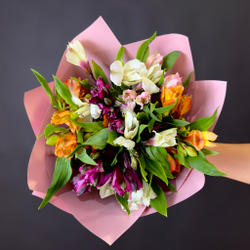 Flower bouquet of 7 alstroemerias