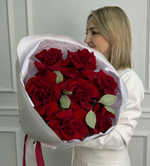 Букет из Алых, красных роз  с эвкалиптом, монобукет, 7 цветов, 50см