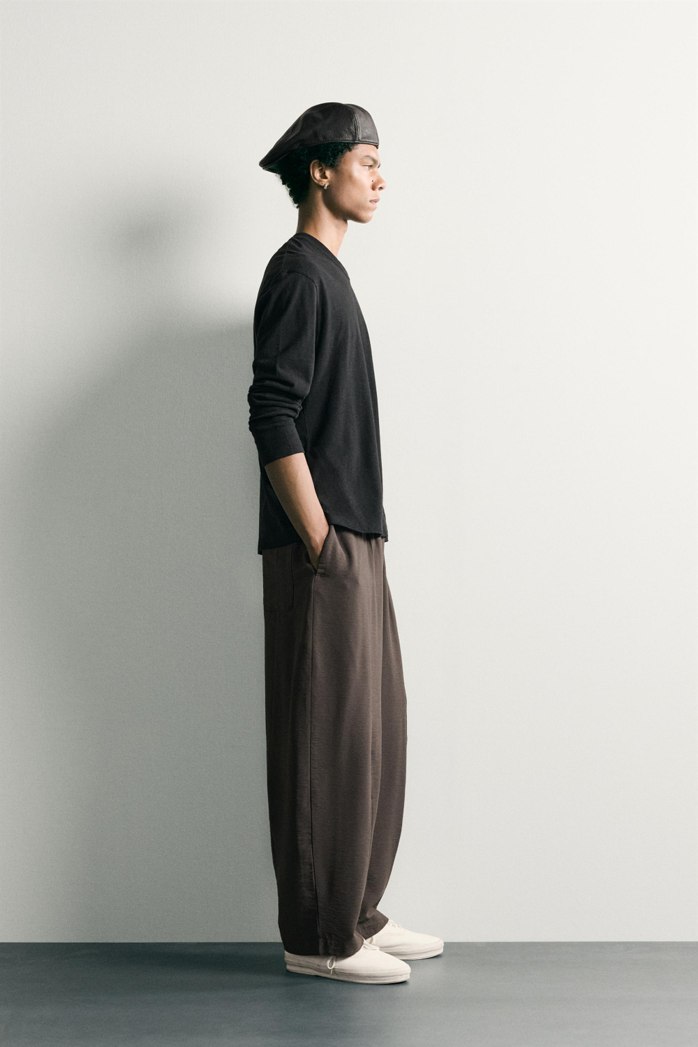 БРЮКИ-БАЛОНЫ ИЗ СТРУЯЩЕЙСЯ ТКАНИ — ZARA