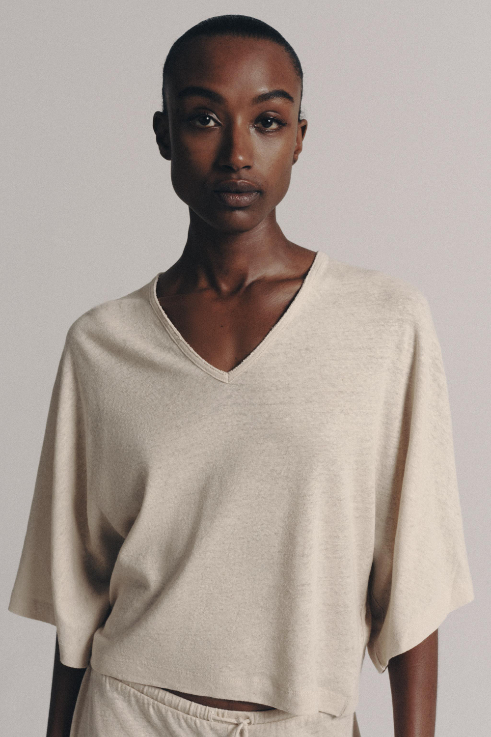 ФУТБОЛКА ИЗ СМЕСОВОГО ЛЬНА С V-ОБРАЗНЫМ ВЫРЕЗОМ — ZARA