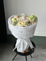 Букет сборный из кустовых пионовидных роз, гортензии, ромашки и скабиозы
