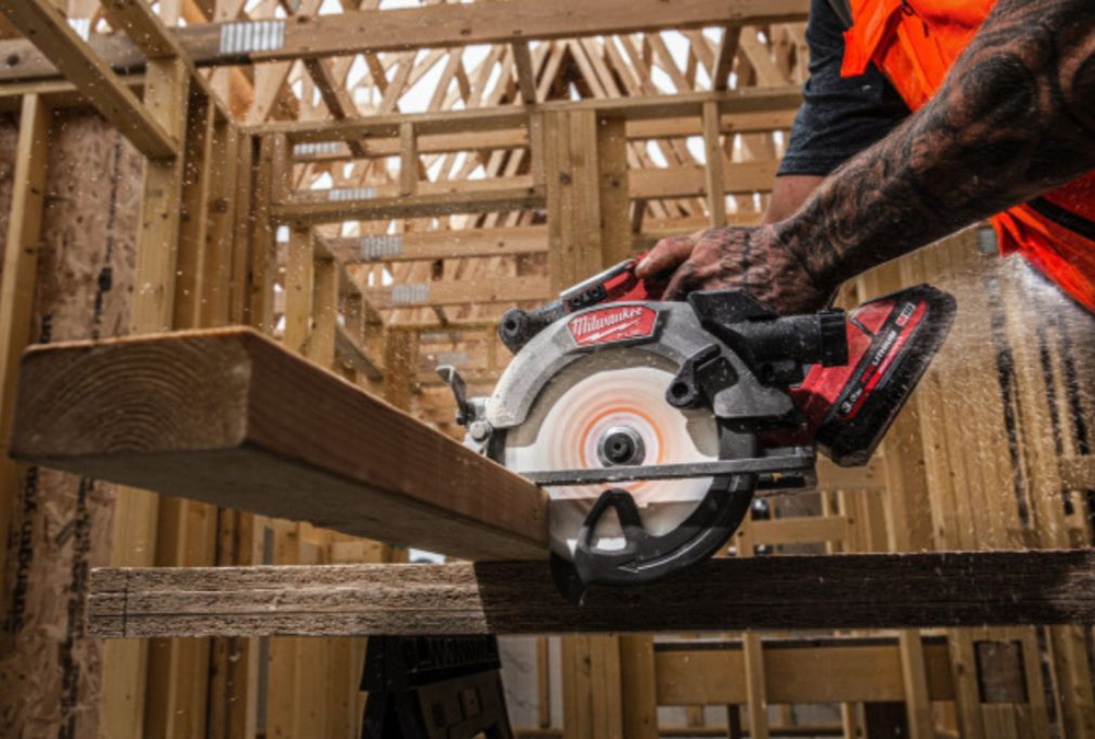 Аккумуляторная компактная дисковая пила Milwaukee M18 FUEL FCS552-0, 4933493587