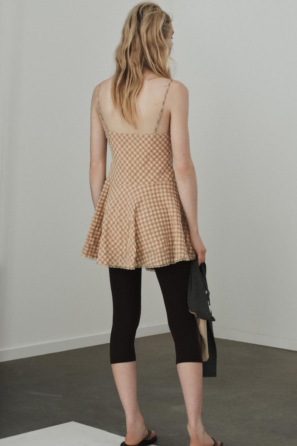 ZARA КОРОТКОЕ ПЛАТЬЕ В КЛЕТКУ С КРУЖЕВОМ, РАЗНОЦВЕТНЫЙ