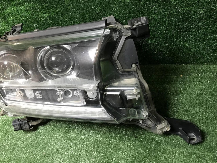 Битая Фара правая Land Cruiser 200 15-21 LED Black