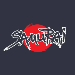 Крупный план каллиграфии Samurai на темно-синей ткани, мазки кистью