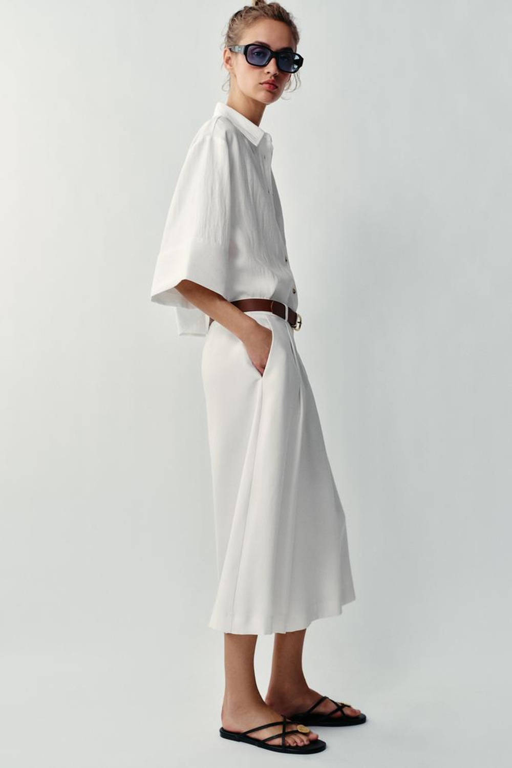 ZARA ДЛИННЫЕ ШОРТЫ С РЕМНЕМ, ЖЕЛТОВАТО-БЕЛЫЙ