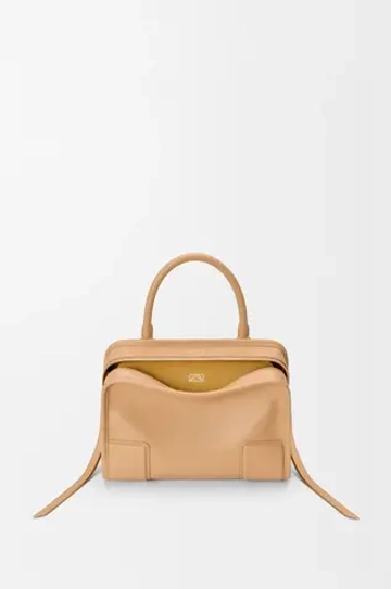 Loewe Маленькая сумка Amazona 180 из мягкой телячьей кожи, бежевый