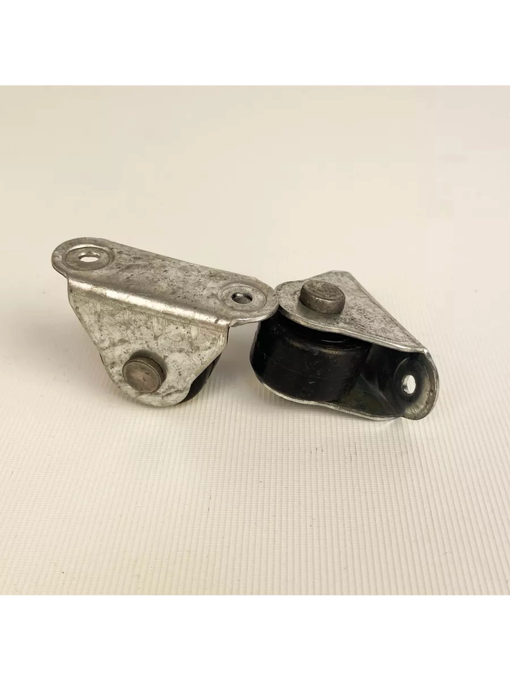 Опора роликовая 313 с пластиковым колесом D26, 2 шт