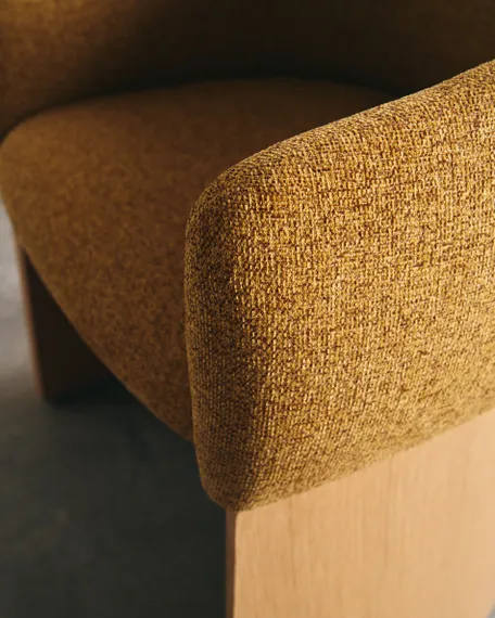 Стул Bosca из горчичного шенилла с отделкой из дубового шпона