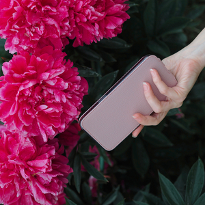 Чехол для iPhone 15 Pro из кожи козы, пудрового цвета