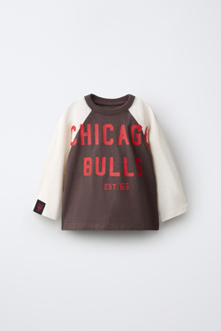 ZARA ФУТБОЛКА С ДЛИННЫМИ РУКАВАМИ РЕГЛАН NBA — CHICAGO BULL, ТЕМНО-КОРИЧНЕВЫЙ
