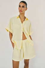 РУБАШКА СТРУЯЩЕГОСЯ КРОЯ С КОРОТКИМИ РУКАВАМИ — ZARA